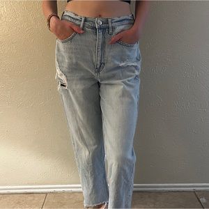 american eagle straight leg light wash mom jeans